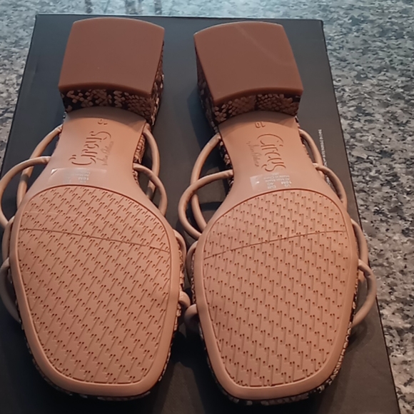 Snakeskin print sandals! - Picture 3 of 3